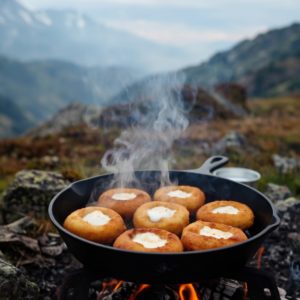 Lángos a ködben – hogyan győzi le a magyar turista az esőt forró olajjal és fokhagymával