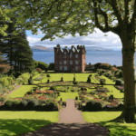 Brodick Castle az Arran-sziget szívében álló elegáns kastély kerttel és tengerparti kilátással.