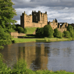 Linlithgow királyi palotájának romjai és tóparti környezete különleges skót emlékhely.