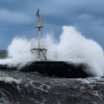A kép a Storm Amy viharában készült a skót nyugati parton. A hatalmas hullámok dübörögve csapódnak neki a szikláknak és a jelzőtoronynak, miközben a tenger haragos ereje szinte mindent elnyel. A sötét, borongós égbolt és a tajtékos víztömeg együtt idézik meg a természet félelmetes, de egyben lenyűgöző hatalmát.