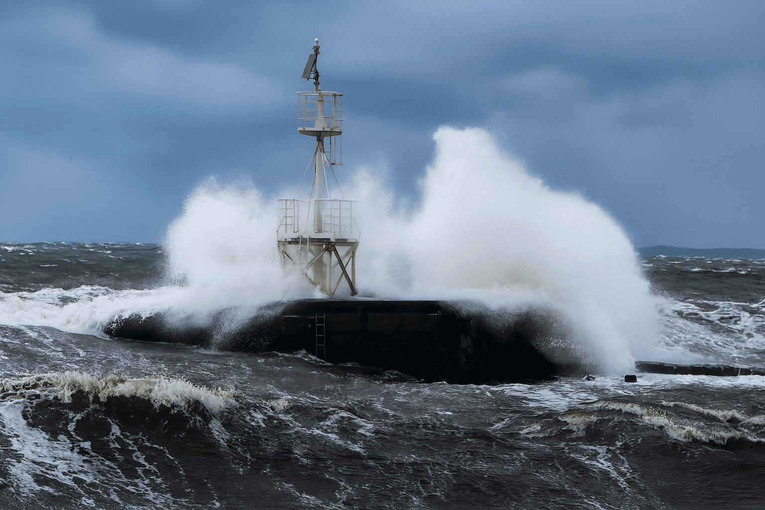 A kép a Storm Amy viharában készült a skót nyugati parton. A hatalmas hullámok dübörögve csapódnak neki a szikláknak és a jelzőtoronynak, miközben a tenger haragos ereje szinte mindent elnyel. A sötét, borongós égbolt és a tajtékos víztömeg együtt idézik meg a természet félelmetes, de egyben lenyűgöző hatalmát.